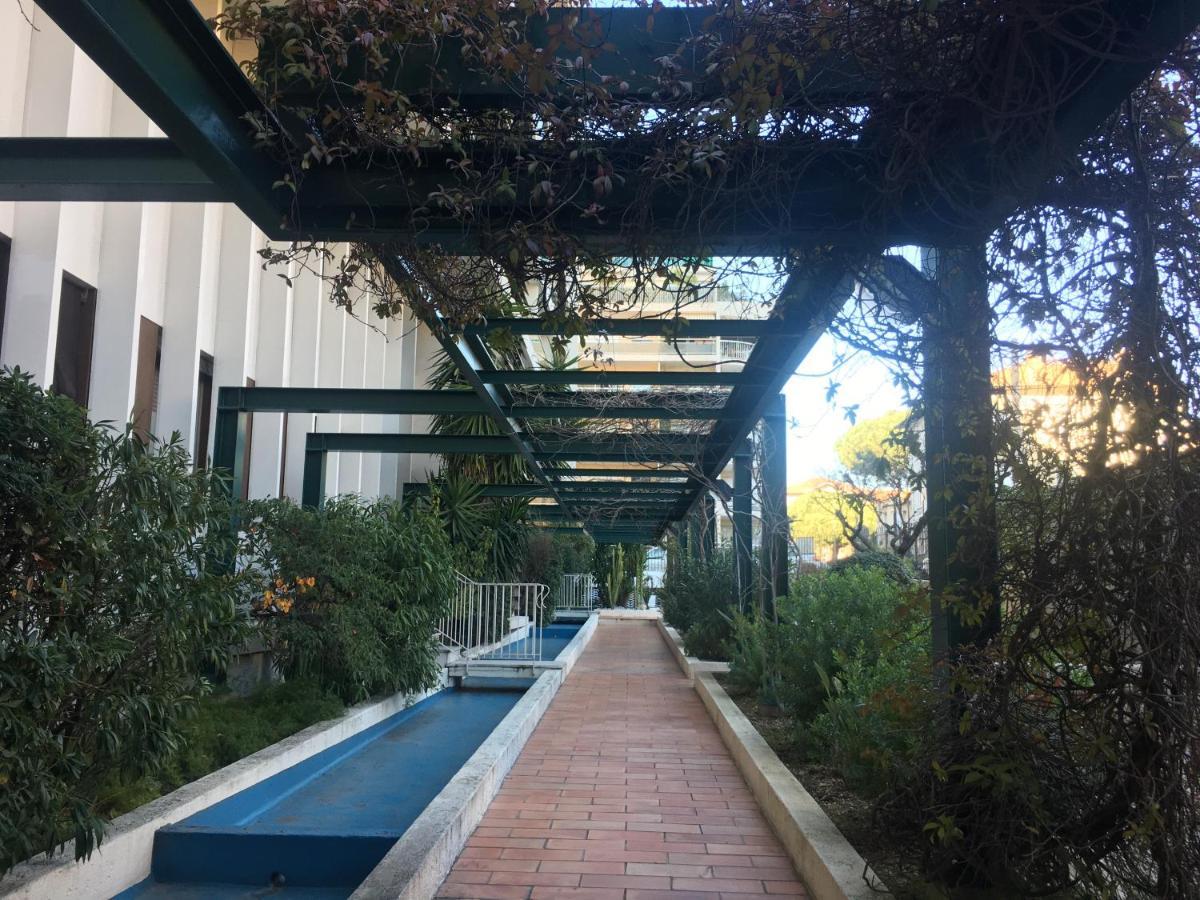 Le Studio Central Park Cannes Bagian luar foto